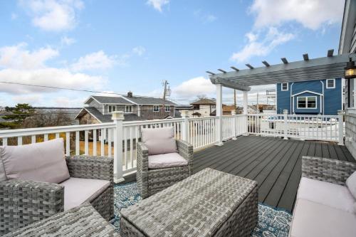 un patio avec des chaises et une table sur une terrasse dans l'établissement Basin Breeze Cottage AC Decks Water Views, à Newburyport