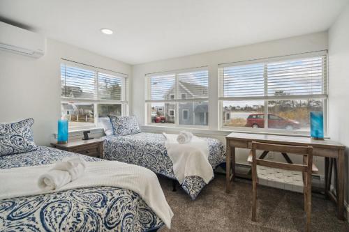 Ένα ή περισσότερα κρεβάτια σε δωμάτιο στο Basin Breeze Cottage AC Decks Water Views