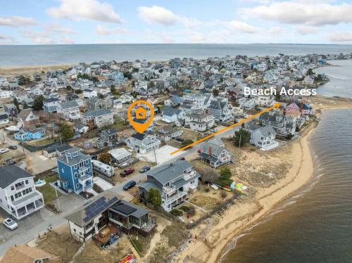 une vue aérienne d'une ville au bord de l'eau dans l'établissement Basin Breeze Cottage AC Decks Water Views, à Newburyport