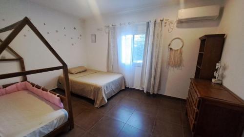 ein kleines Schlafzimmer mit zwei Betten und einem Fenster in der Unterkunft Casa Rincon Del Lago Candelaria in Candelaria