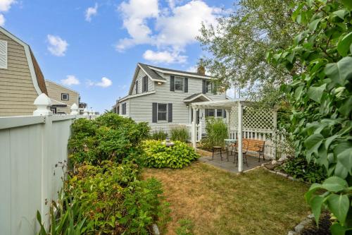 Κήπος έξω από το Shoreline Retreat Ocean Views Walk to Beach AC