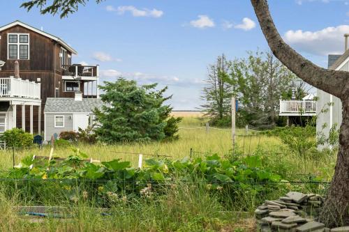 Κήπος έξω από το Shoreline Retreat Ocean Views Walk to Beach AC
