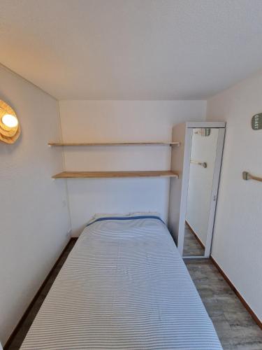 Cette petite chambre comprend un lit. dans l'établissement Appartement Narbonne plage, à Narbonne