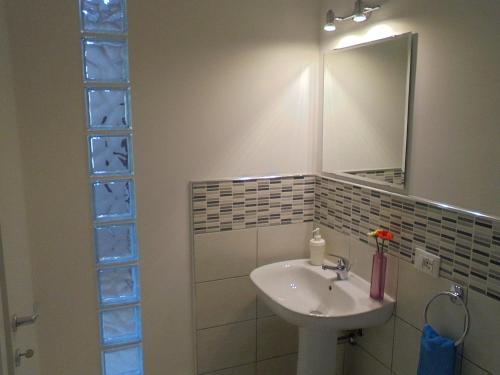 a bathroom with a sink and a mirror at Sopra Isola in Ioppolo Giancaxio