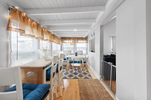 Posezení v ubytování Newly Renovated Beachside Bliss Steps to Sand