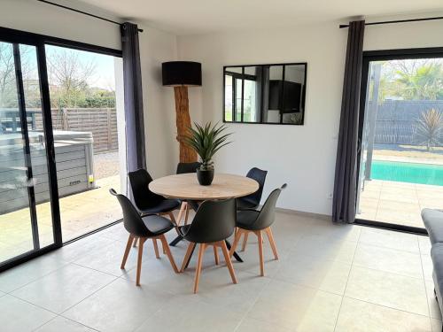 Bazén v ubytování Somptueuse villa luxueuse piscine jacuzzi nebo v jeho okolí