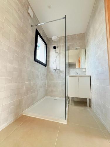 une salle de bain avec une douche en verre avec un lavabo dans l'établissement Somptueuse villa luxueuse piscine jacuzzi, à Teyran