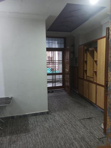 pusty pokój z drzwiami i pokój z oknem w obiekcie 2 bed apartment w mieście Islamabad