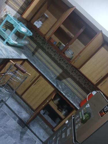 una vista dall'alto di una cucina con mobili in legno di 2 bed apartment a Islamabad