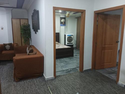 2 bed apartment في اسلام اباد: غرفة معيشة مع أريكة ومرآة