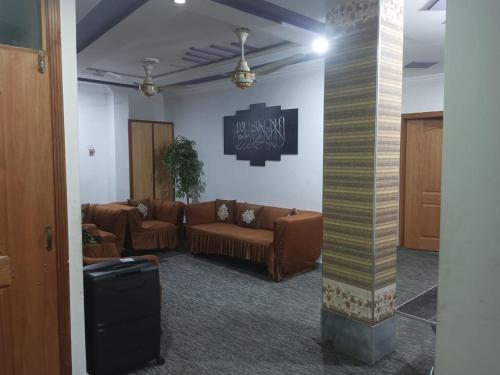 salon z kanapami i filarem w pokoju w obiekcie 2 bed apartment w mieście Islamabad