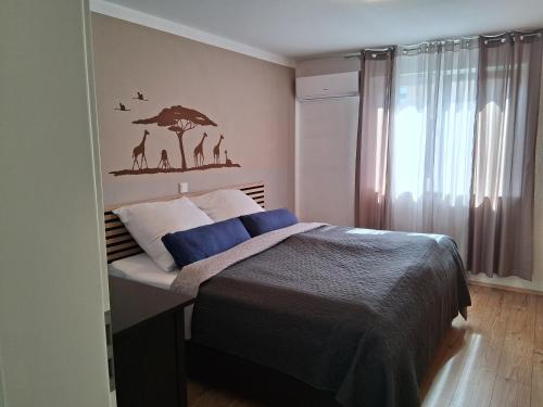 une chambre avec un lit avec des oreillers bleus dans l'établissement Fewo Gartenblick Altlußheim - Netflix- parken - Küche - Klimaanlage - Shuttle zum Hockenheimring, à Altlußheim