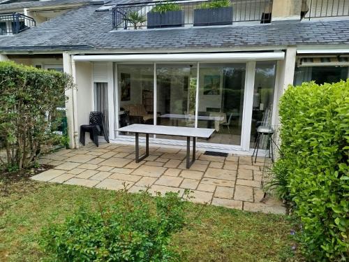 un tavolo da picnic su un patio di fronte a una casa di Arzon plage Fogeo terrasse kerjouanno ad Arzon