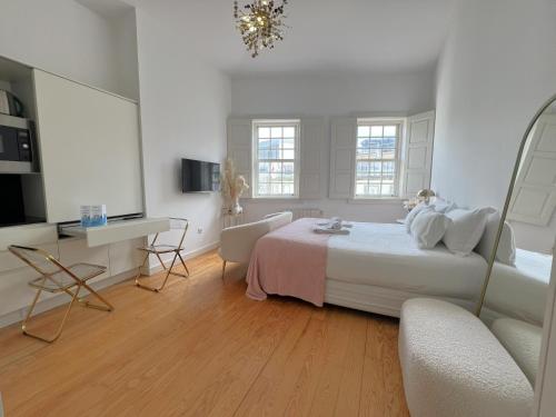 Μια τηλεόραση ή/και κέντρο ψυχαγωγίας στο Aliados Downtown Studio by Porto City Hosts