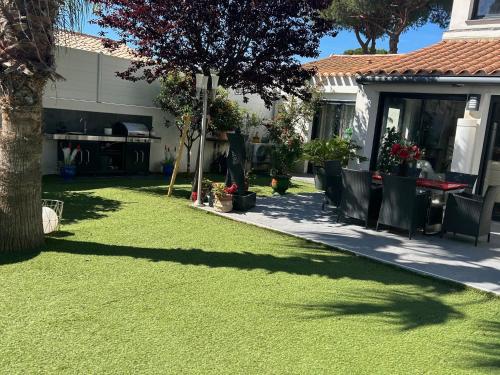 LOCATION Vacances VILLA PISCINE JARDIN