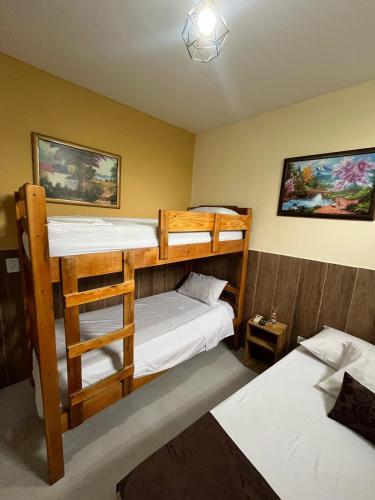 zwei Etagenbetten in einem Zimmer mit zwei Betten in der Unterkunft Ao Mare in São Francisco