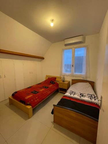 une petite chambre avec un lit et une fenêtre dans l'établissement Hebergement dans bourg Penestin, à Pénestin