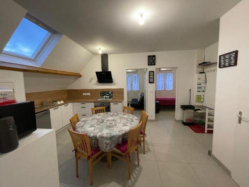 une salle à manger avec une table et des chaises dans une cuisine dans l'établissement Hebergement dans bourg Penestin, à Pénestin