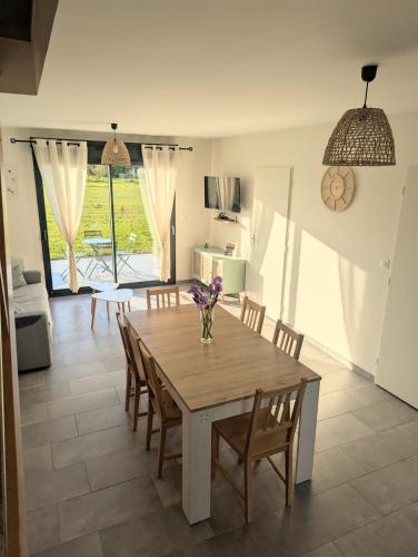 une cuisine et une salle à manger avec une table et des chaises dans l'établissement La Baie l étoile, à Boismont