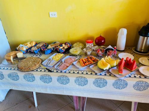 een tafel met veel verschillende soorten voedsel erop bij Ao Mare in São Francisco