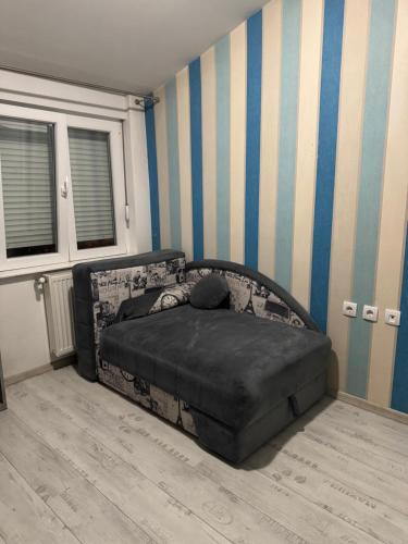 Ένα ή περισσότερα κρεβάτια σε δωμάτιο στο Jak apartman