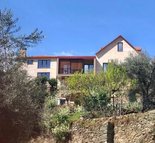 a house on top of a stone wall at Casa das Pias in Ribalonga