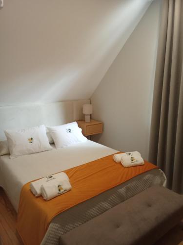 a bedroom with two beds with towels on them at Casa das Pias in Ribalonga