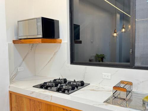 Una cocina o zona de cocina en Modern Stay in Galapagos