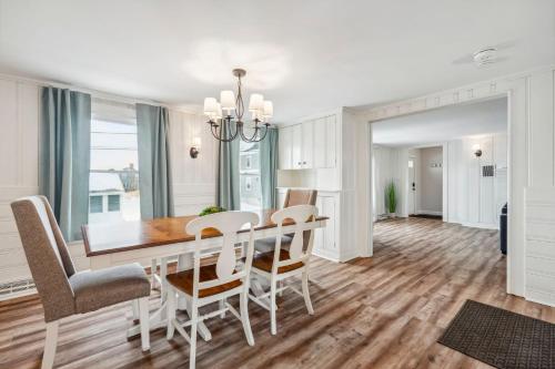 Χώρος καθιστικού στο Seaside Serenity Steps to Beach Deck & Porch