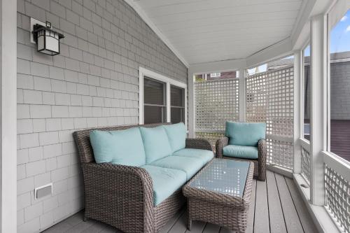 Χώρος καθιστικού στο Seaside Serenity Steps to Beach Deck & Porch