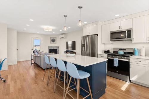 Una cocina o zona de cocina en Sunset Views Balcony Marsh Views AC