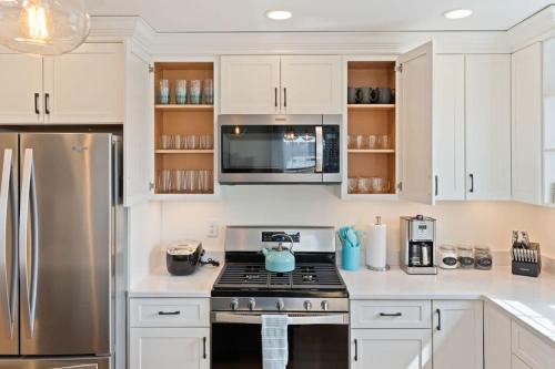Una cocina o zona de cocina en Sunset Views Balcony Marsh Views AC