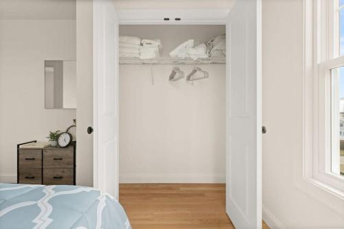 Cama o camas de una habitación en Sunset Views Balcony Marsh Views AC