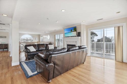 Sandy Toes Ocean Views Steps to Beach Deckにあるテレビまたはエンターテインメントセンター