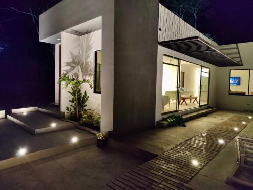 a house with a courtyard at night with lights at Casa Campestre San Jerónimo in Tocaima