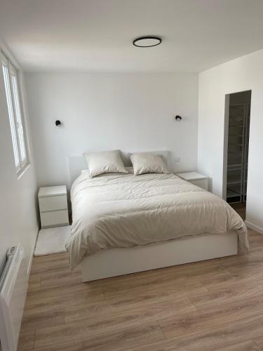 - une chambre blanche avec un grand lit et du parquet dans l'établissement Place Morny, 2 rooms brand new, up to 4 guests, à Deauville