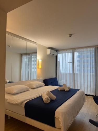Postel nebo postele na pokoji v ubytování Orbi City Central Luxury Aparthotel - Sea View Suites Batumi
