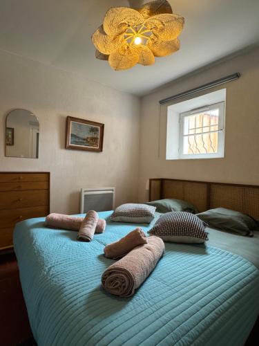 une chambre avec deux lits avec des serviettes dessus dans l'établissement Grand Mas provençal, mer à 200m, parking privé fermé, piscine chauffée, à Sainte-Maxime