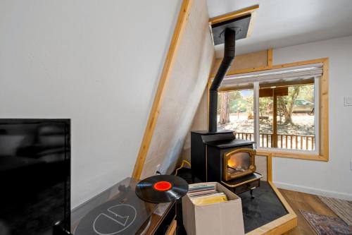 TV a/nebo společenská místnost v ubytování Cozy Modern Remodeled A-Frame with Grills & Deck