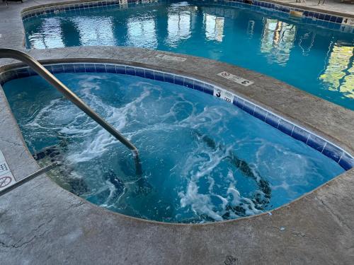 Πισίνα στο ή κοντά στο Mohican Resort Motel, Conveniently located to all Lake George attractions