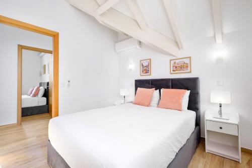 Sunny House with Patio, Walk to Attractions
