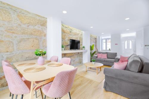 Sunny House with Patio, Walk to Attractions