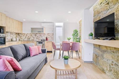 un soggiorno con un divano e un tavolo di Sunny House with Patio, Walk to Attractions a Vila Nova de Gaia