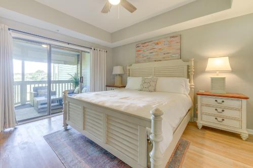 ein Schlafzimmer mit großem Bett und Balkon in der Unterkunft North Myrtle Beach Condo with Golf Course Views in North Myrtle Beach