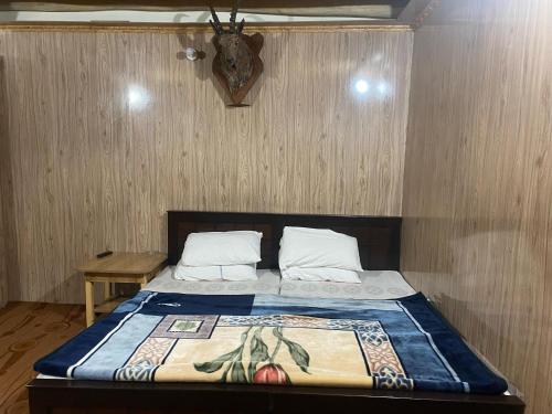 Ένα ή περισσότερα κρεβάτια σε δωμάτιο στο Moon Light Guest House Khaplu