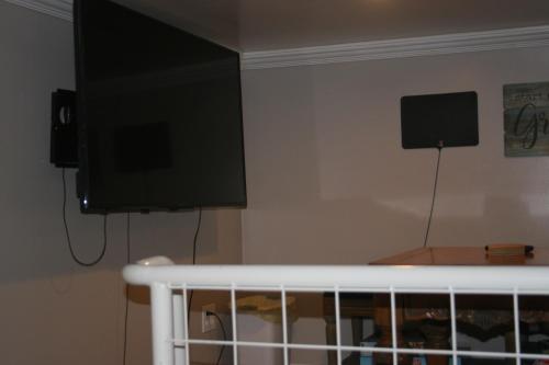 Μια τηλεόραση ή/και κέντρο ψυχαγωγίας στο Laytons Loft Bed and Breakfast