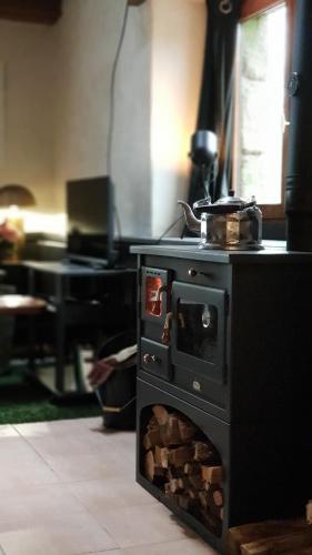 a black oven with a pot on top of it at Domaine La Bonne Etoile in Le Faouët