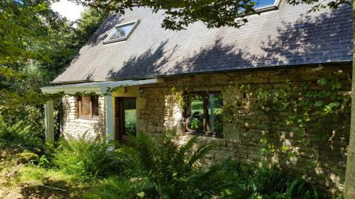 an old brick house with a window on it at Domaine La Bonne Etoile in Le Faouët