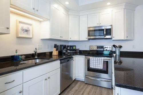 Η κουζίνα ή μικρή κουζίνα στο Steps to Beach King Bed Hampton Beach Hideaway