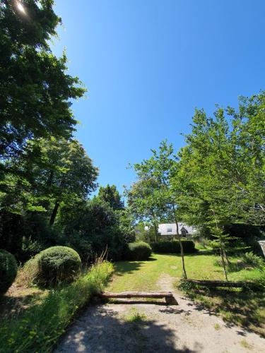 a garden with trees and a dirt road at Domaine La Bonne Etoile in Le Faouët